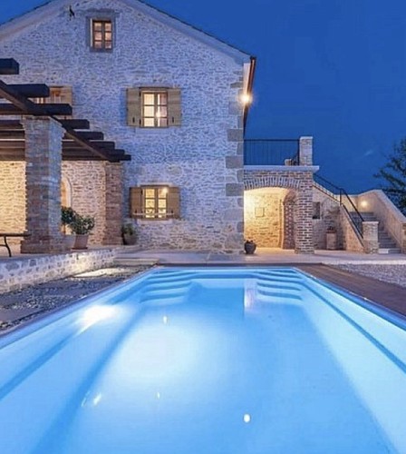 Piscina vetroresina di - in,